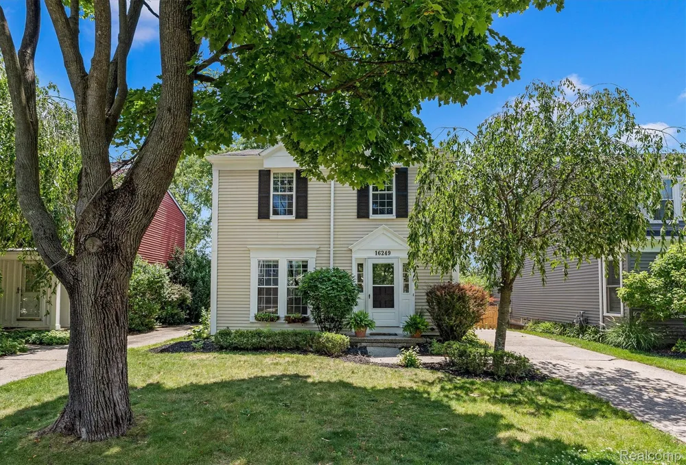 16249 Birwood Avenue Beverly Hills Village, MI 48025