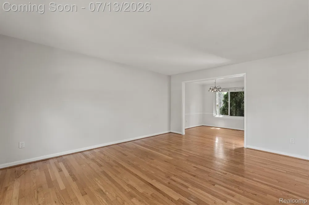 16249 Birwood Avenue Beverly Hills Village, MI 48025