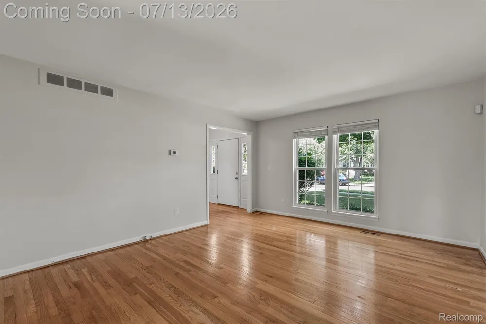16249 Birwood Avenue Beverly Hills Village, MI 48025