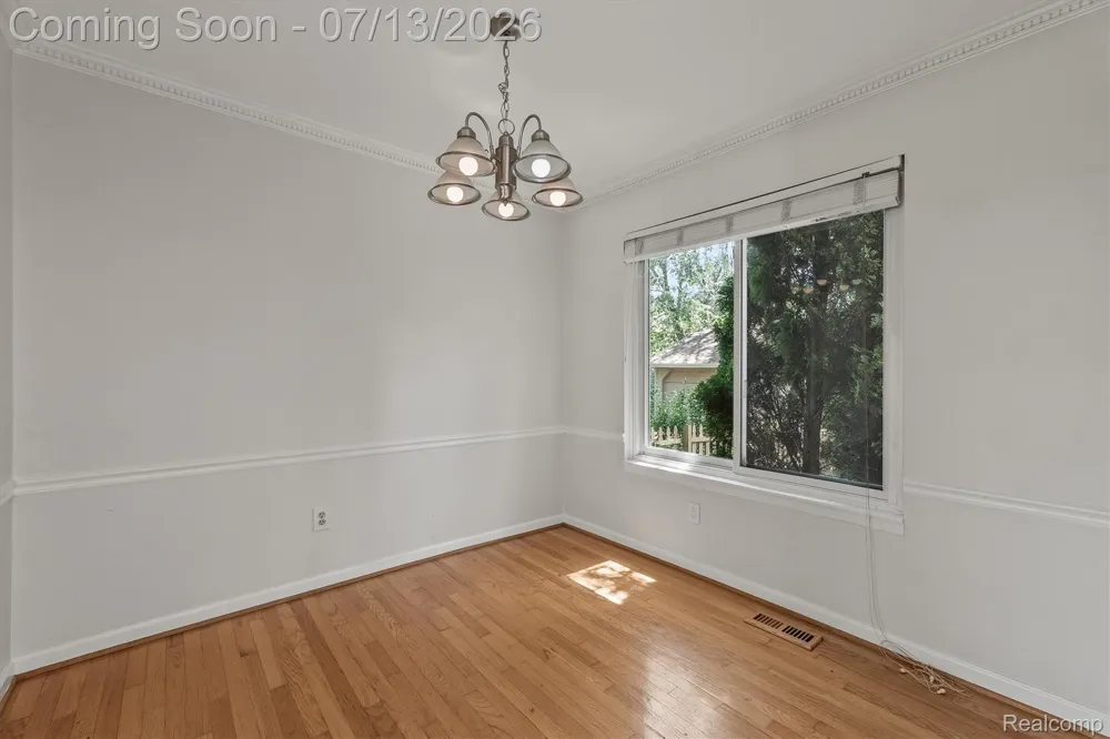 16249 Birwood Avenue Beverly Hills Village, MI 48025