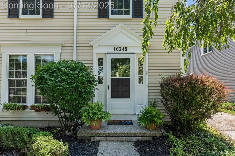 16249 Birwood Avenue Beverly Hills Village, MI 48025