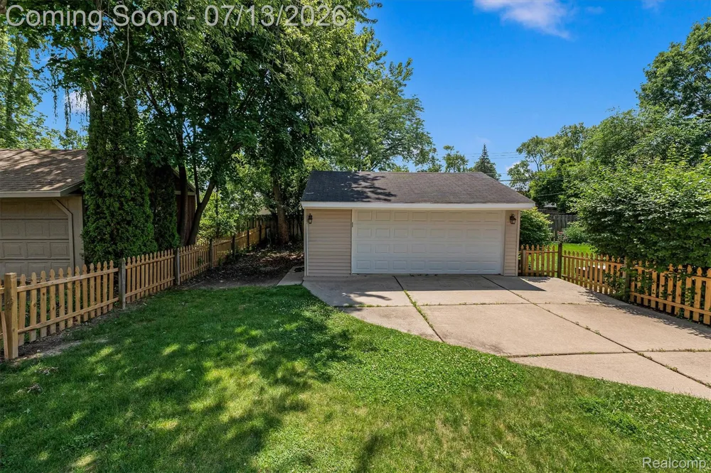 16249 Birwood Avenue Beverly Hills Village, MI 48025