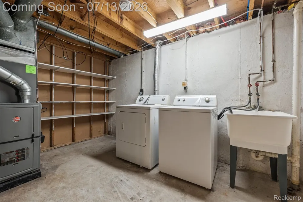 16249 Birwood Avenue Beverly Hills Village, MI 48025