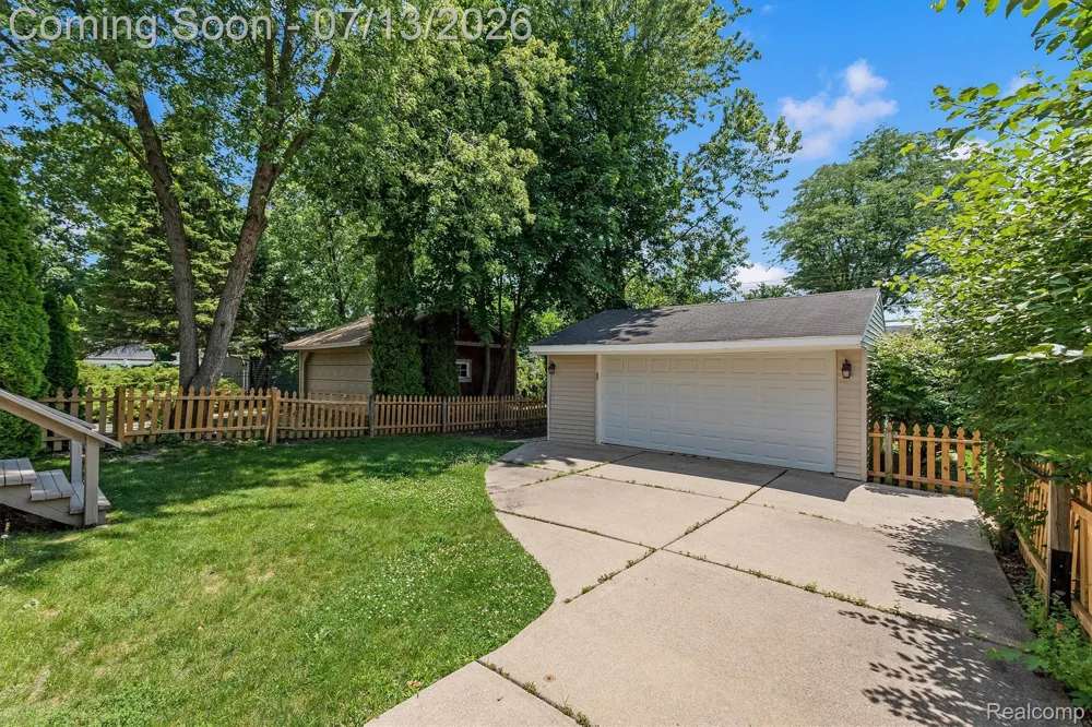 16249 Birwood Avenue Beverly Hills Village, MI 48025