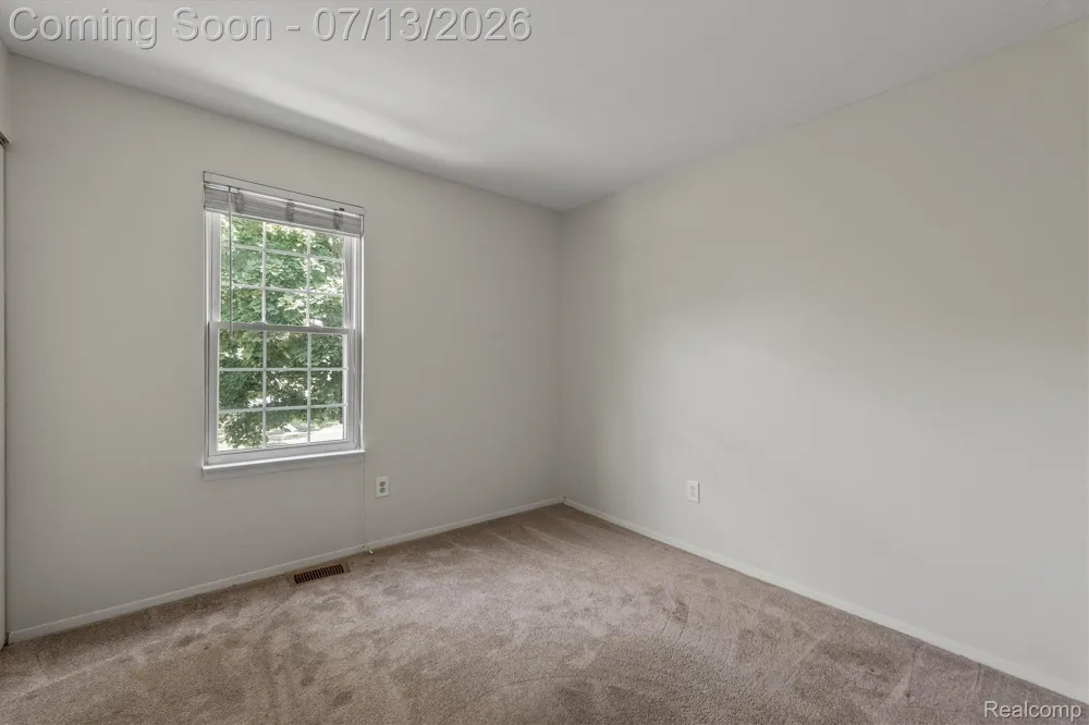 16249 Birwood Avenue Beverly Hills Village, MI 48025