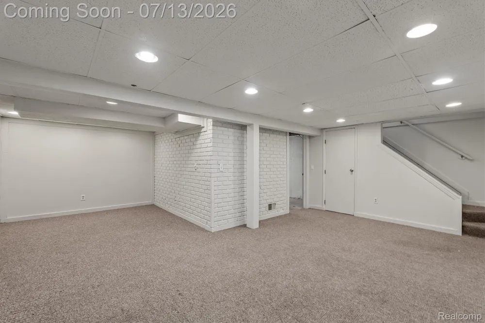 16249 Birwood Avenue Beverly Hills Village, MI 48025