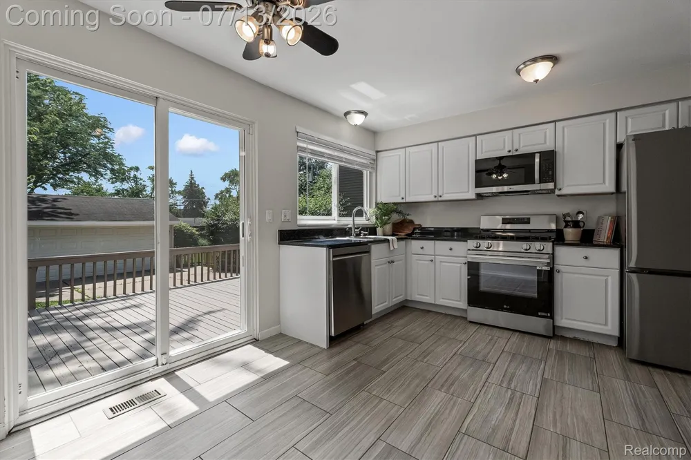 16249 Birwood Avenue Beverly Hills Village, MI 48025