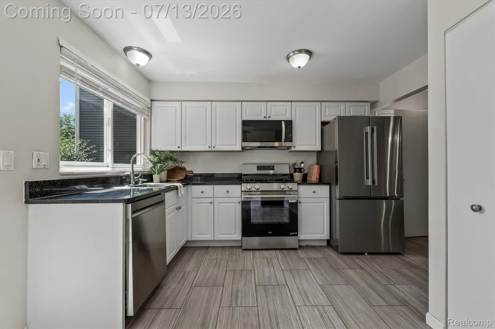 16249 Birwood Avenue Beverly Hills Village, MI 48025