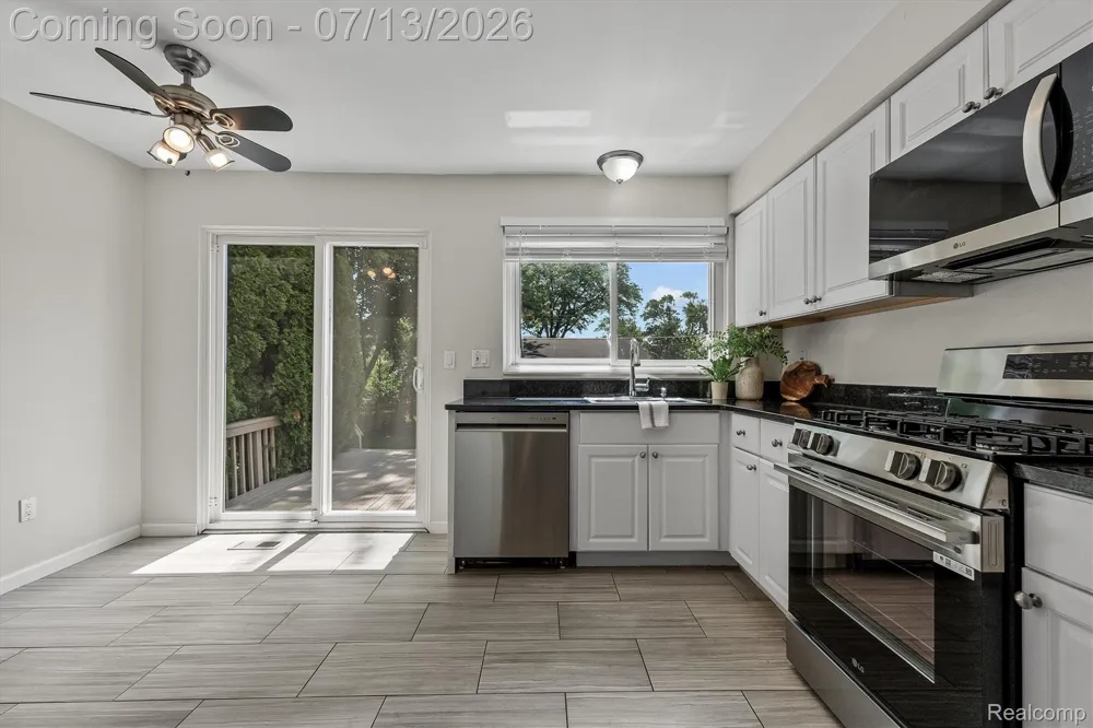 16249 Birwood Avenue Beverly Hills Village, MI 48025