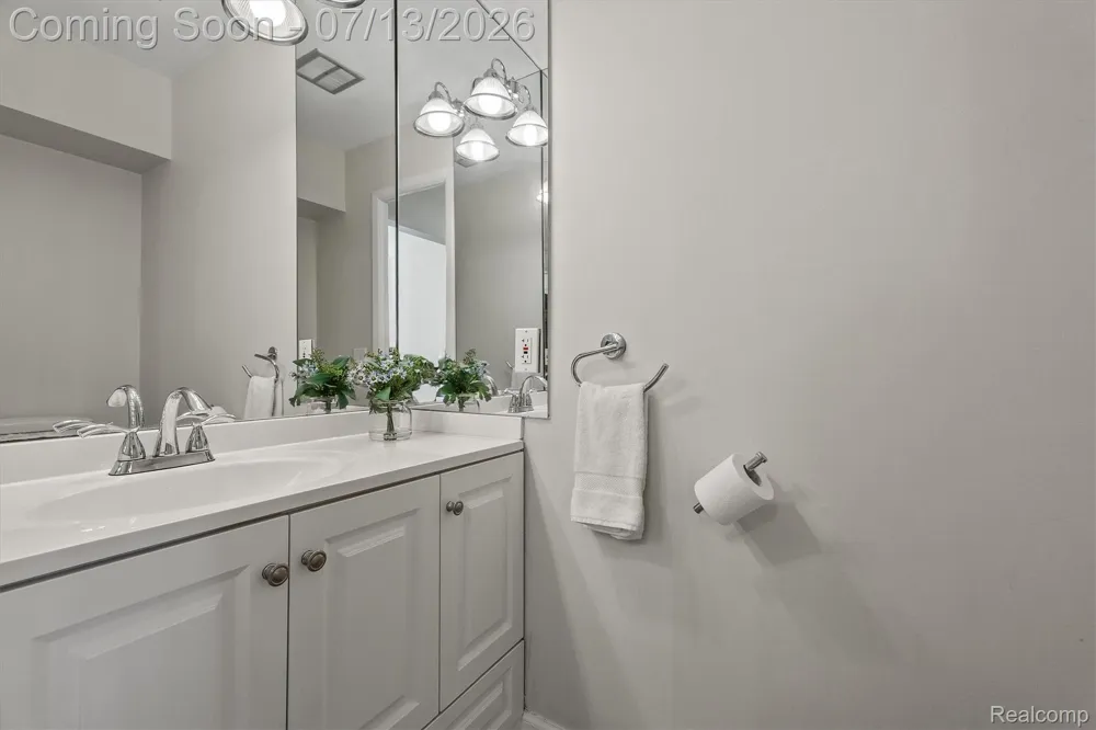 16249 Birwood Avenue Beverly Hills Village, MI 48025