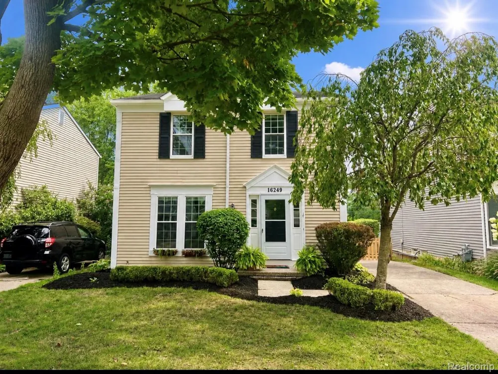 16249 Birwood Avenue Beverly Hills Village, MI 48025