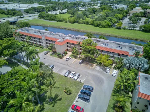 8101 Sunrise Lakes Drive #112