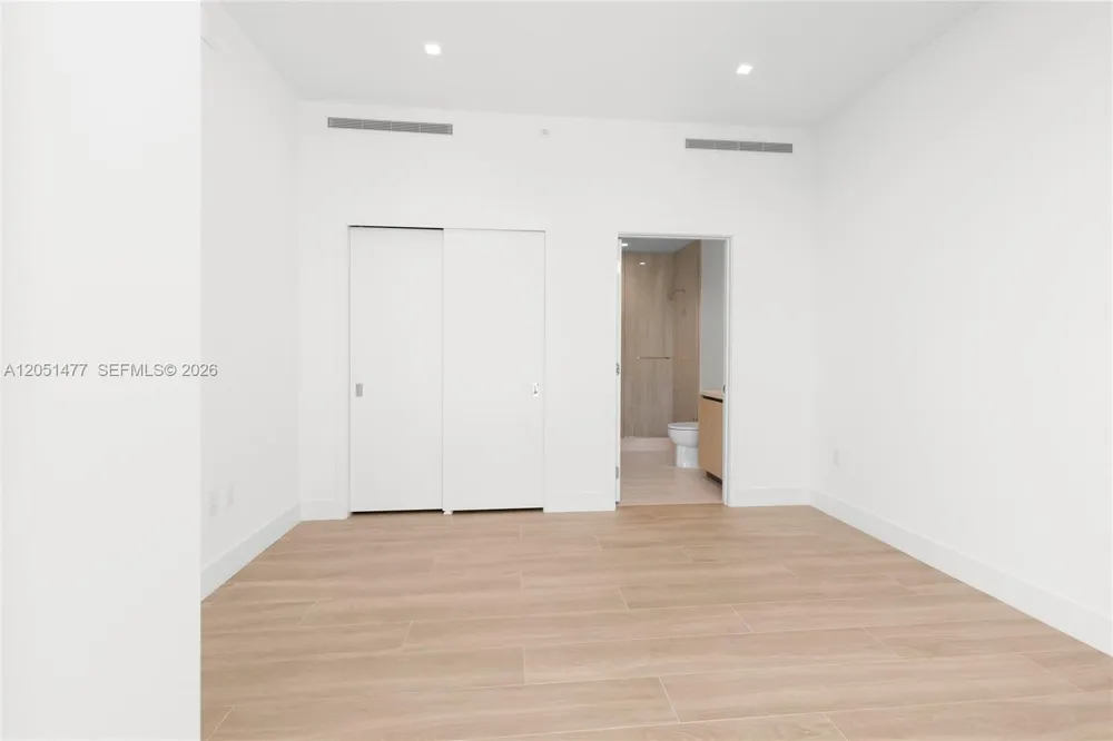 2411 Laguna Cr #611 Miami, FL 33181