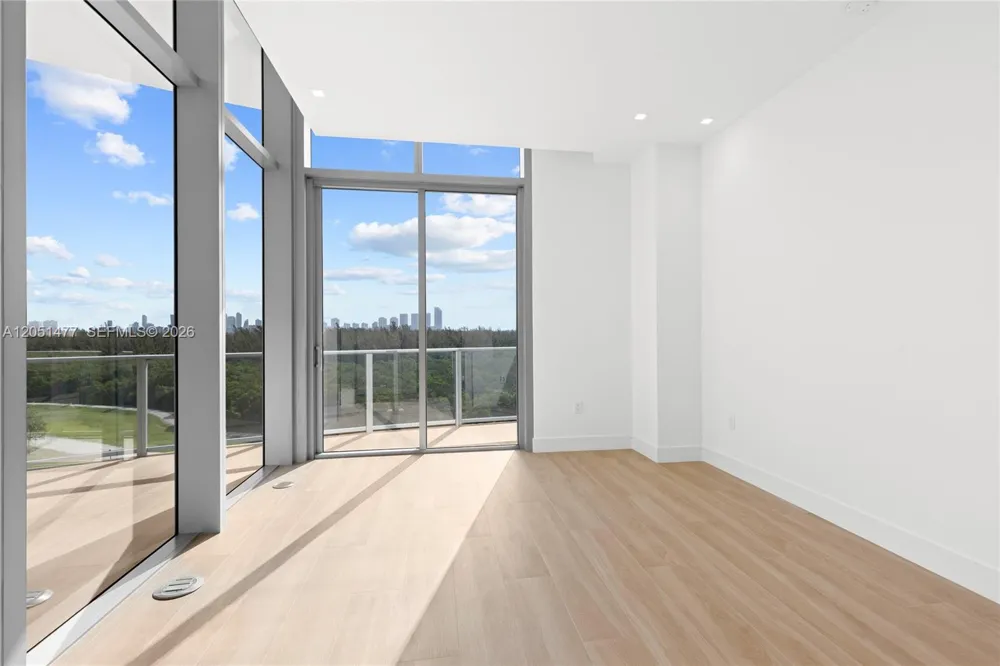 2411 Laguna Cr #611 Miami, FL 33181