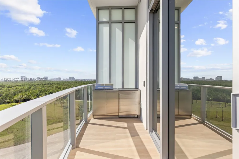 2411 Laguna Cr #611 Miami, FL 33181
