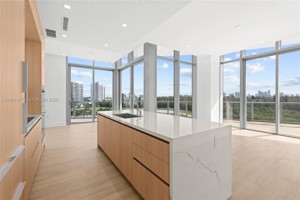 2411 Laguna Cr #611 Miami, FL 33181