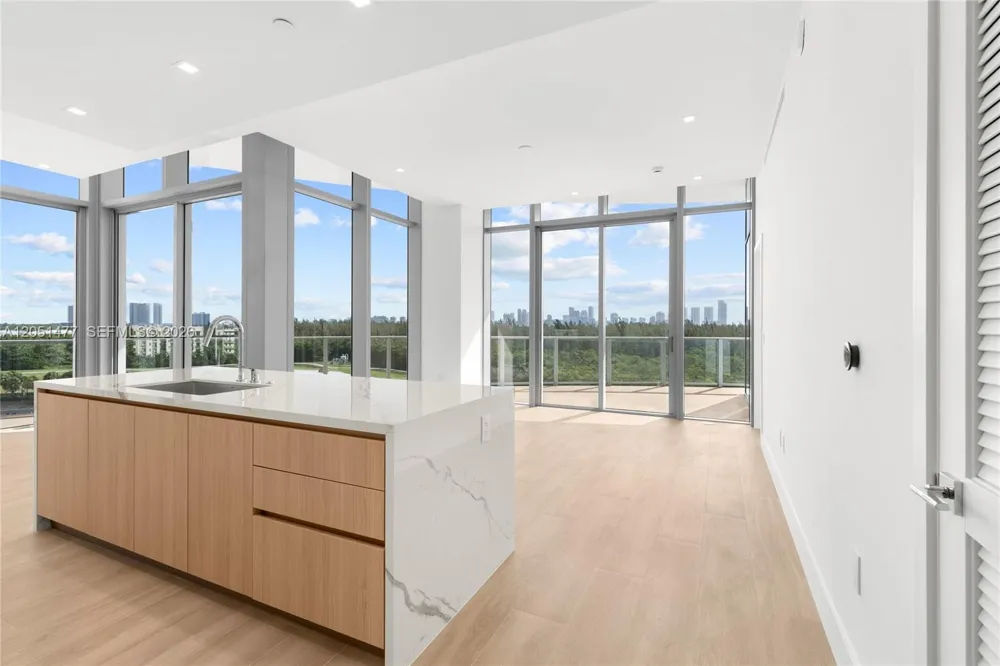 2411 Laguna Cr #611 Miami, FL 33181