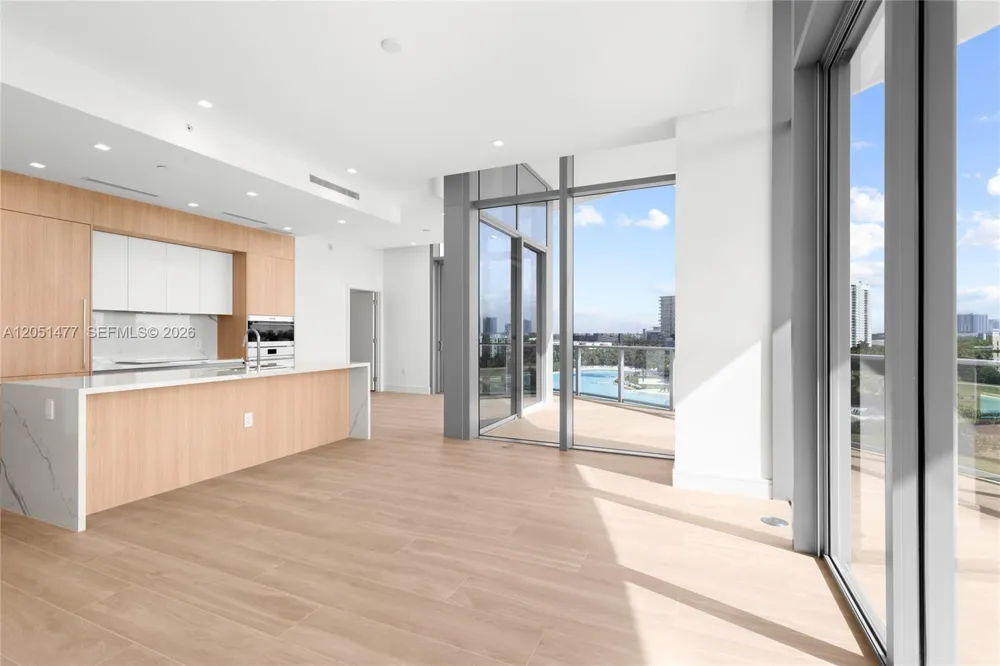 2411 Laguna Cr #611 Miami, FL 33181