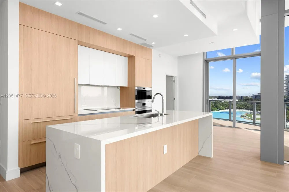 2411 Laguna Cr #611 Miami, FL 33181