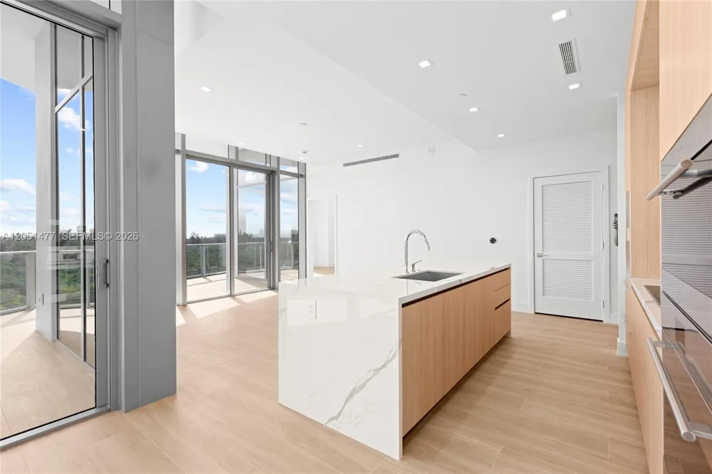 2411 Laguna Cr #611 Miami, FL 33181