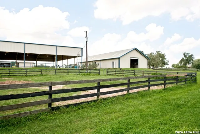 1025 Horse Lane Weimar, TX 78962