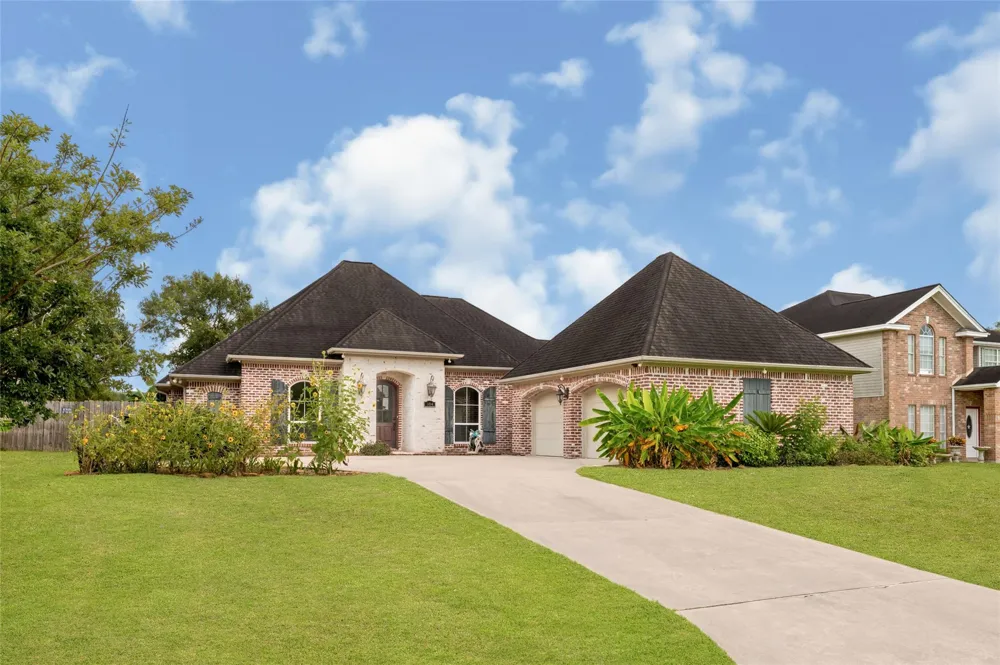 104 Mockingbird Lane Bridge City, TX 77611