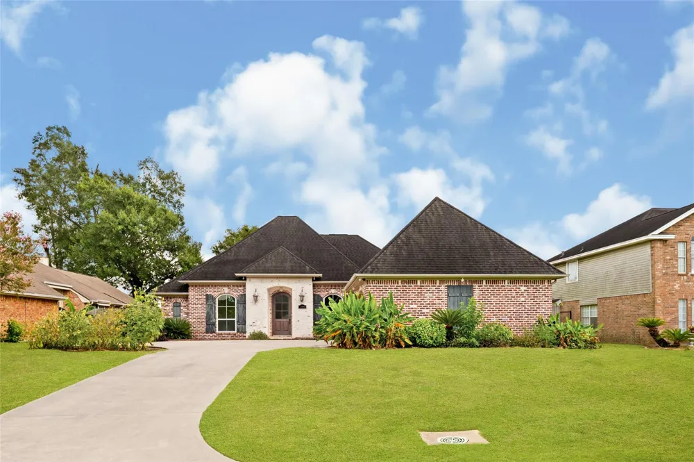 104 Mockingbird Lane Bridge City, TX 77611