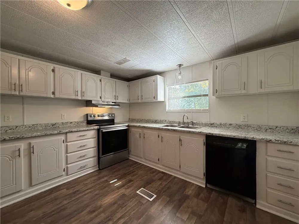 143 Whitley Drive Warner Robins, GA 31093