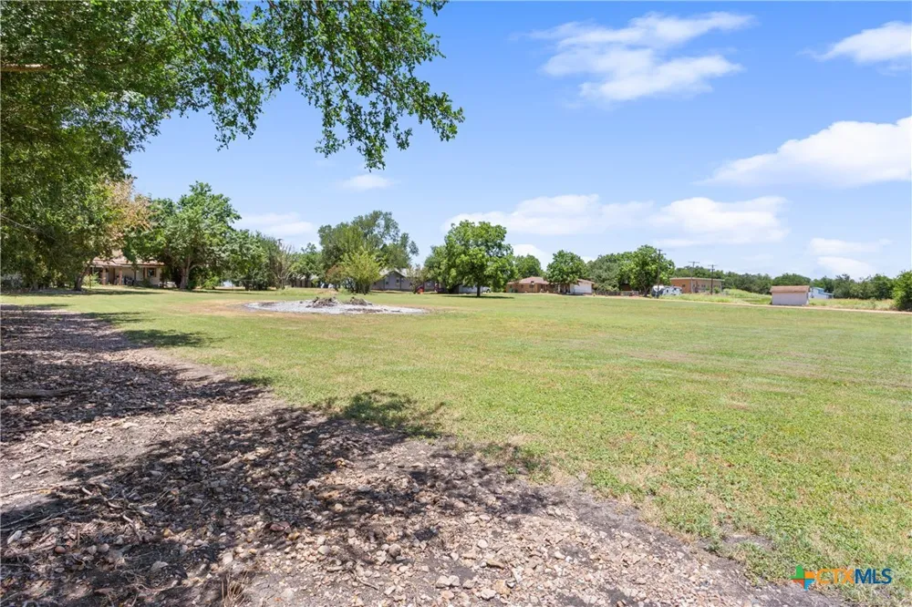 22712 12th Street Buckholts, TX 76518