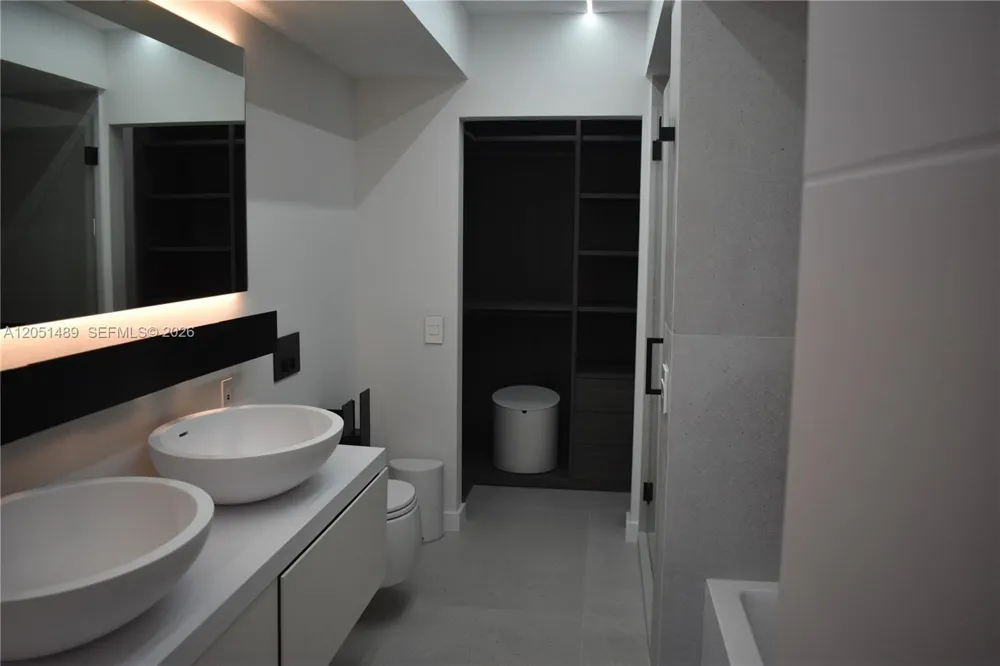 6365 Collins Ave #1211 Miami Beach, FL 33141