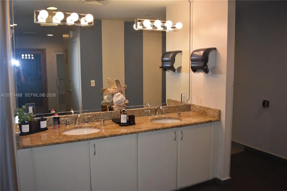 6365 Collins Ave #1211 Miami Beach, FL 33141