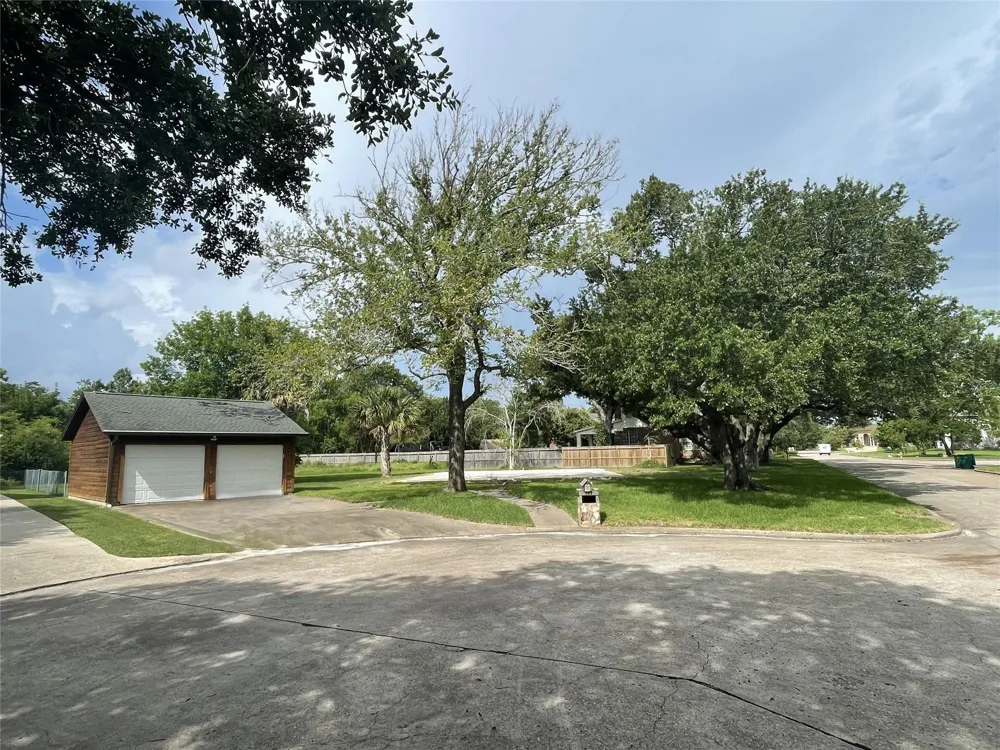 717 Quintana Roo Place Seabrook, TX 77586