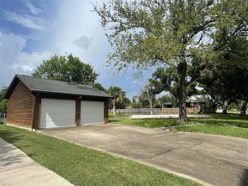 717 Quintana Roo Place Seabrook, TX 77586