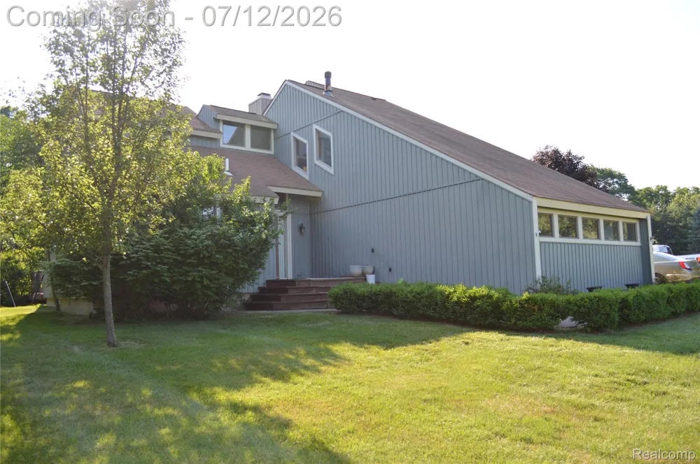 10055 Walnut Hill Drive Springfield Charter Township, MI 48350