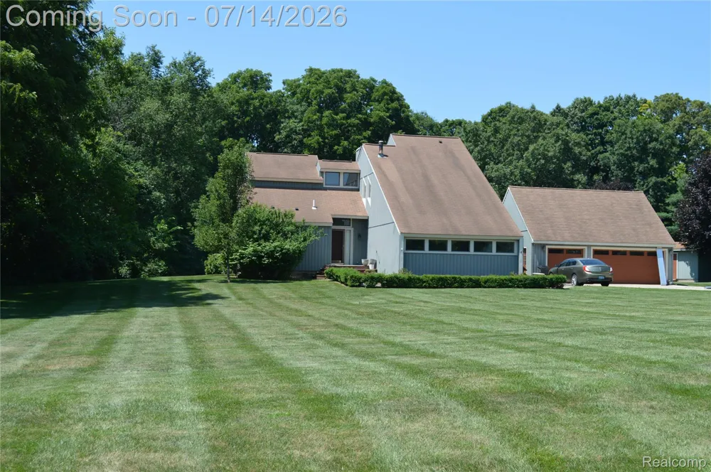 10055 Walnut Hill Drive Springfield Charter Township, MI 48350