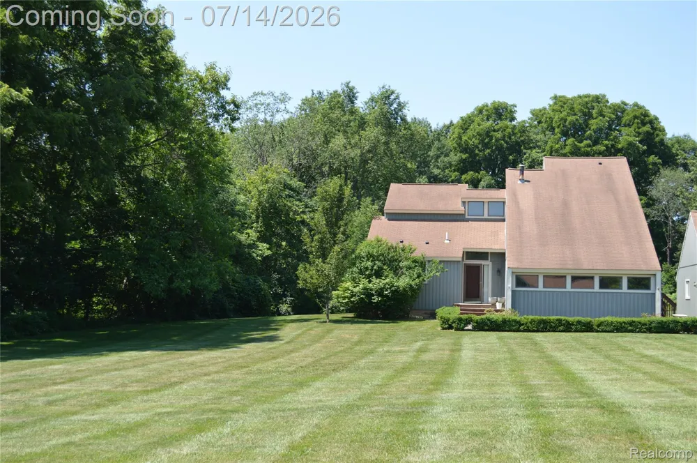 10055 Walnut Hill Drive Springfield Charter Township, MI 48350