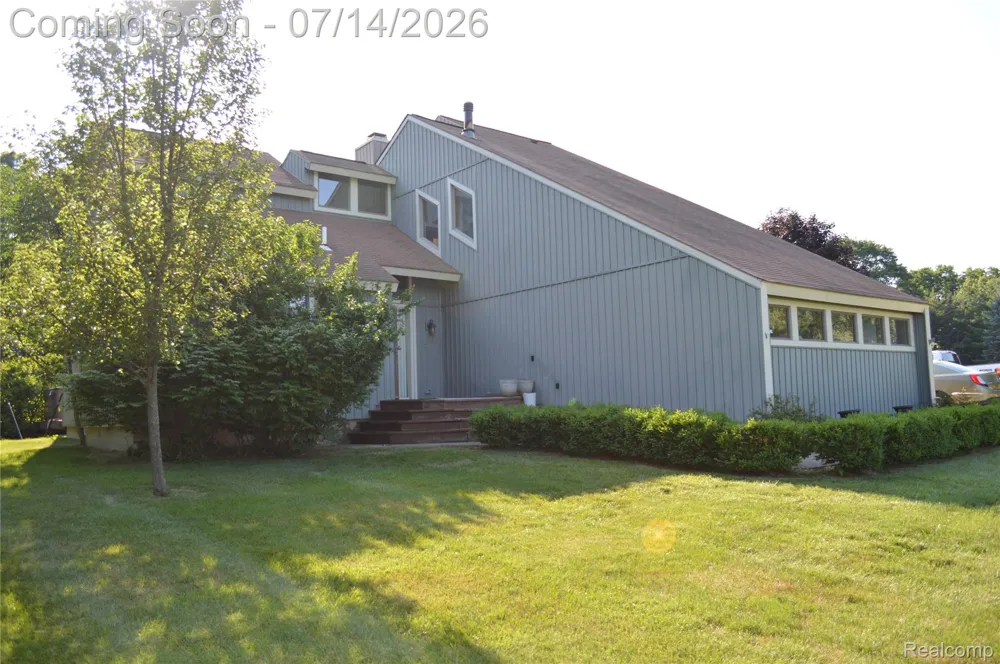 10055 Walnut Hill Drive Springfield Charter Township, MI 48350