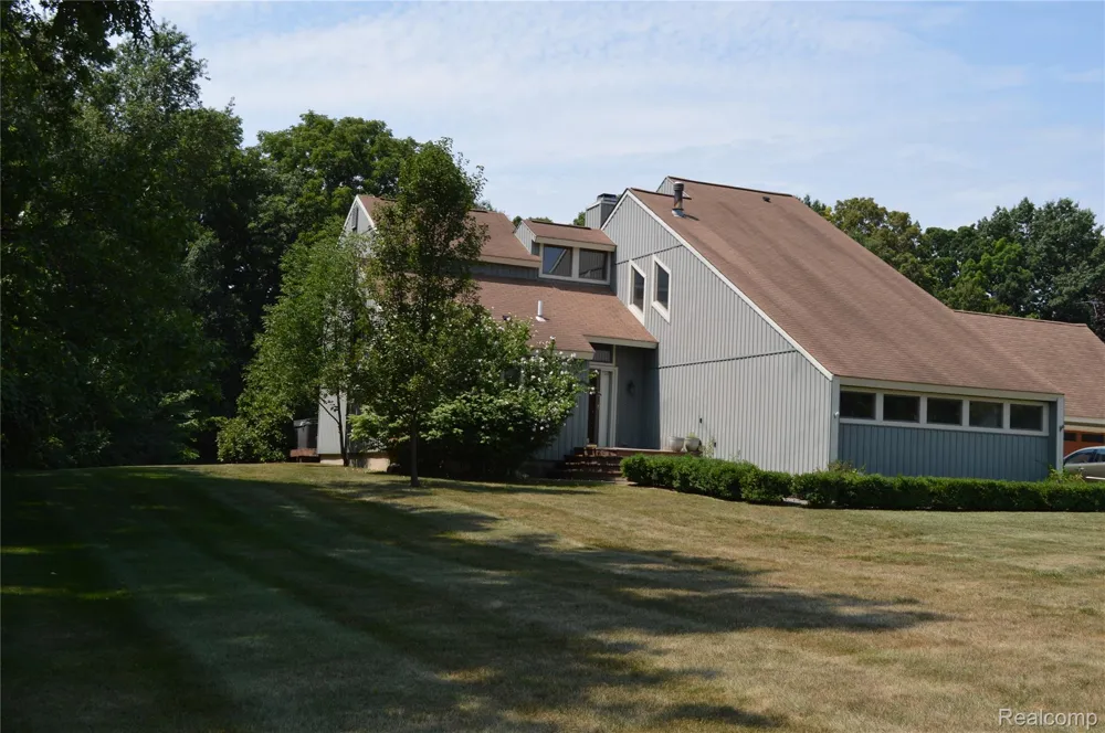 10055 Walnut Hill Drive Springfield Charter Township, MI 48350