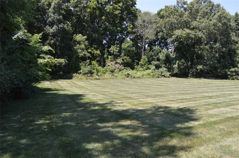 10055 Walnut Hill Drive Springfield Charter Township, MI 48350