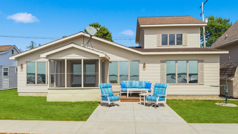 1027 E Lake Mitchell Drive Cherry Grove Township, MI 49601