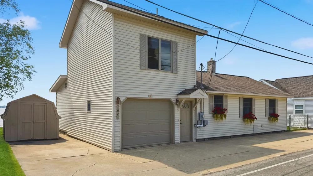 1027 E Lake Mitchell Drive Cherry Grove Township, MI 49601