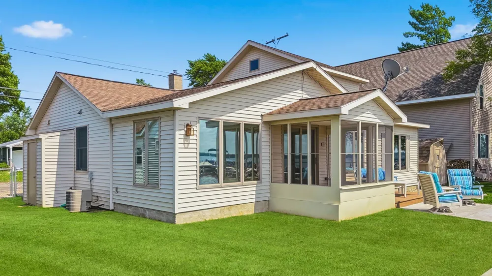 1027 E Lake Mitchell Drive Cherry Grove Township, MI 49601