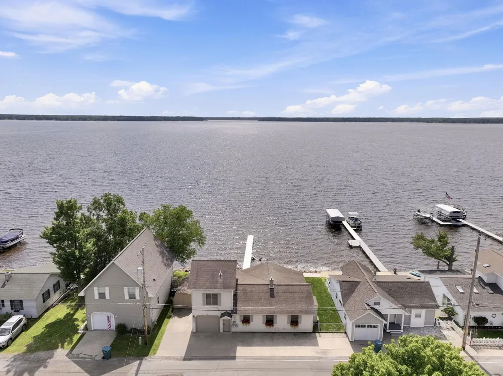 1027 E Lake Mitchell Drive Cherry Grove Township, MI 49601
