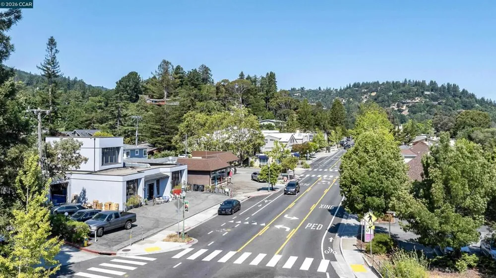 100 Black Log Rd Kentfield, CA 94904