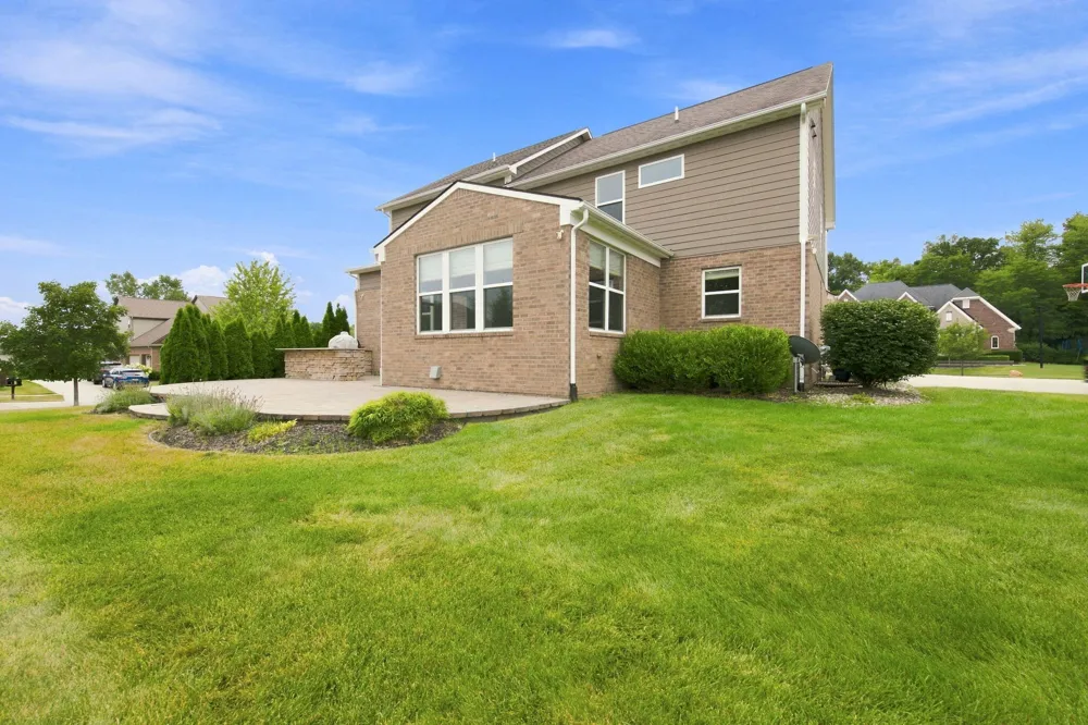 5887 Strawberry Circle Commerce Charter Township, MI 48382