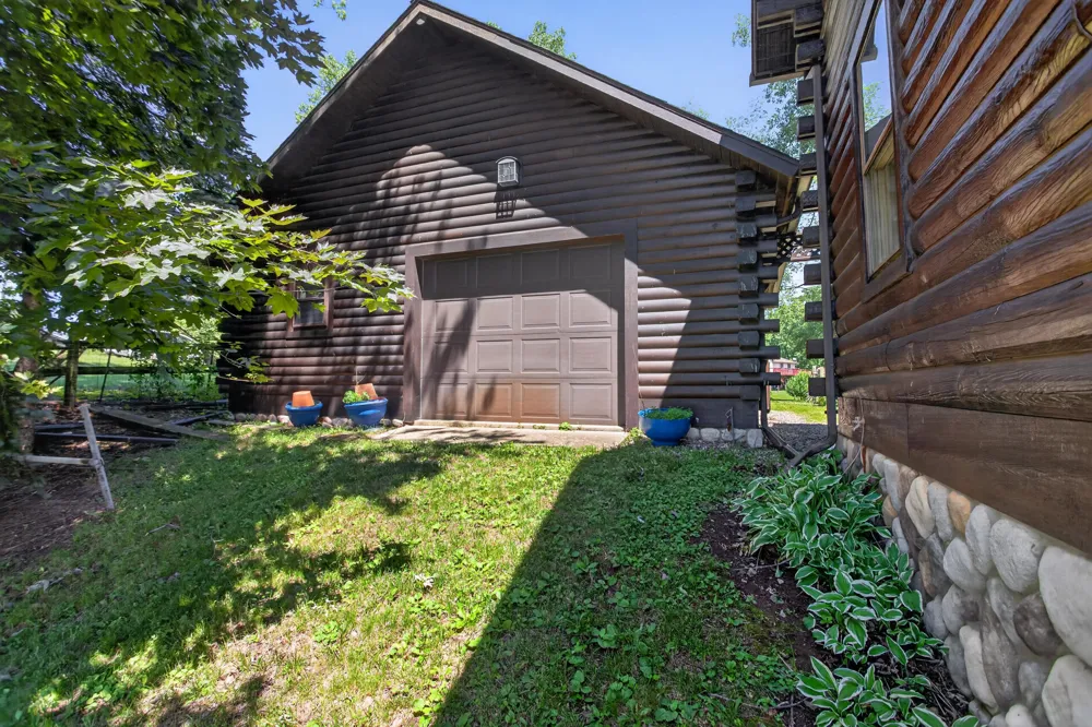 11241 Almon Point Jerome, MI 49249