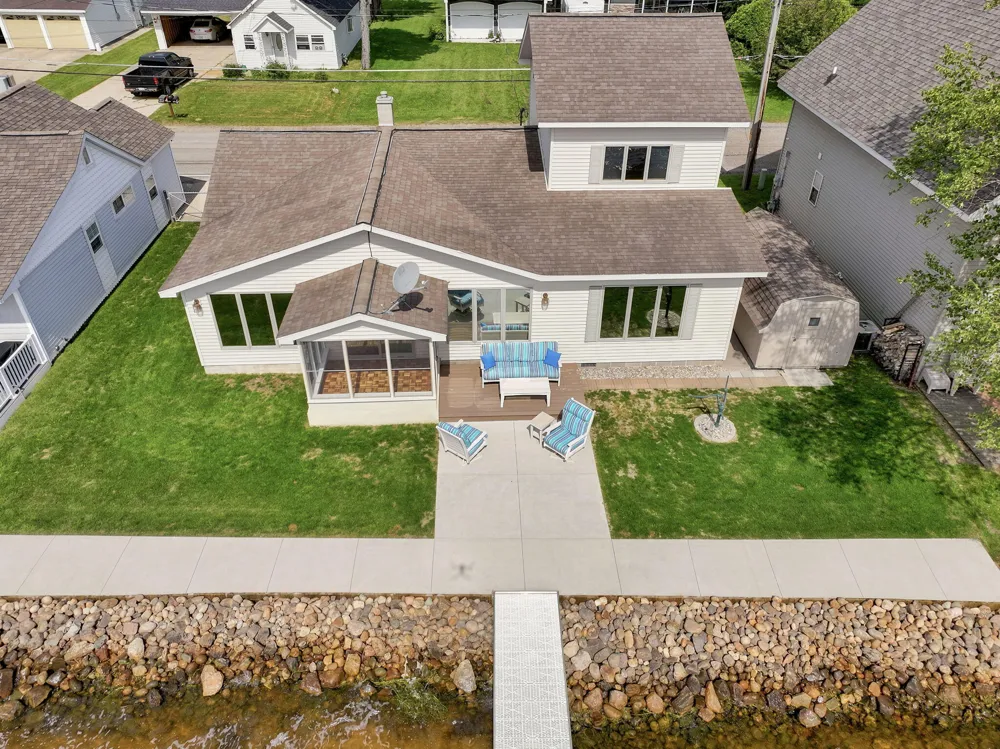 1027 E Lake Mitchell Drive Cadillac, MI 49601