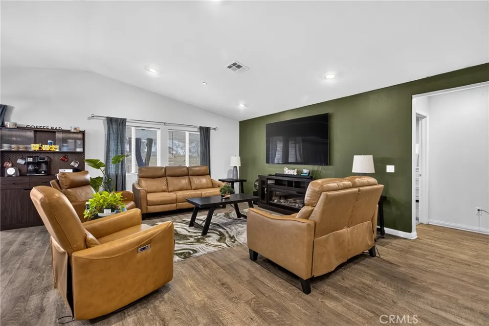 693 Rose Thorn San Jacinto, CA 92582