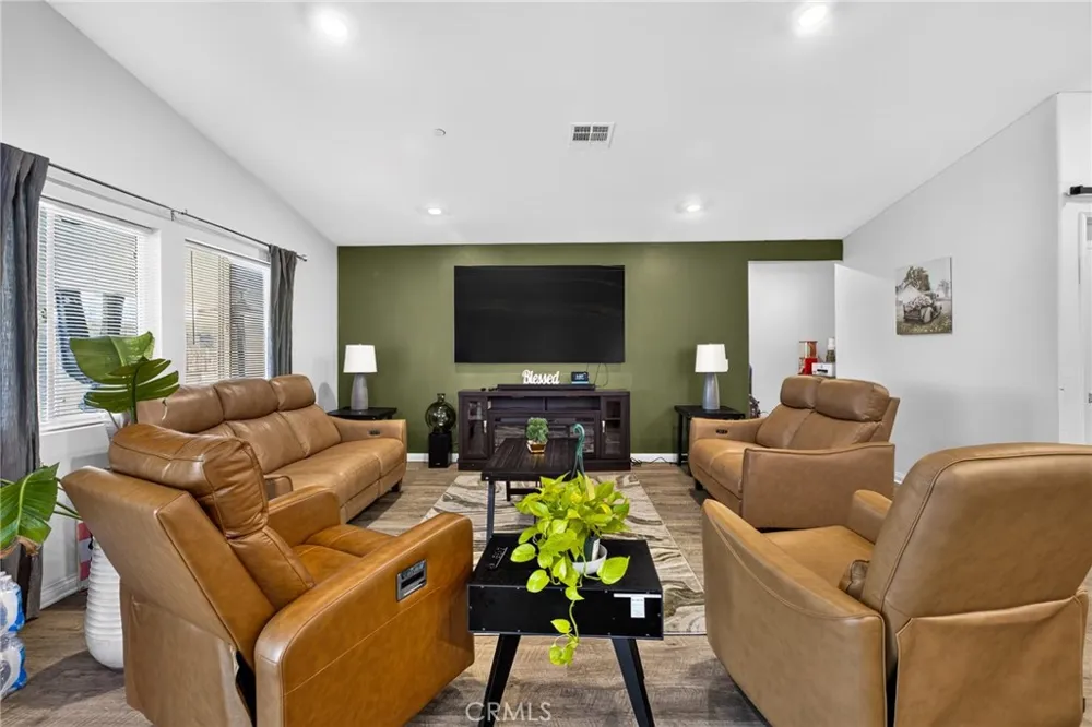 693 Rose Thorn San Jacinto, CA 92582