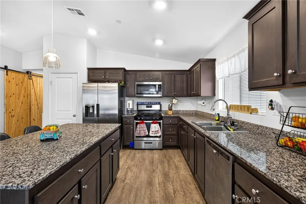 693 Rose Thorn San Jacinto, CA 92582